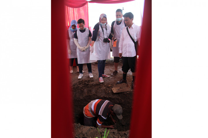Penyelidikan ini atas permintaan pihak keluarga yang mencurigai kematian putranya yang diduga tidak wajar karena saat diserahkan ke pihak keluarga di Trenggalek ditemukan kondisi lebam di bagian perut sebelah kiri dan
bekas muntahan darah di sekitar mulut korban.