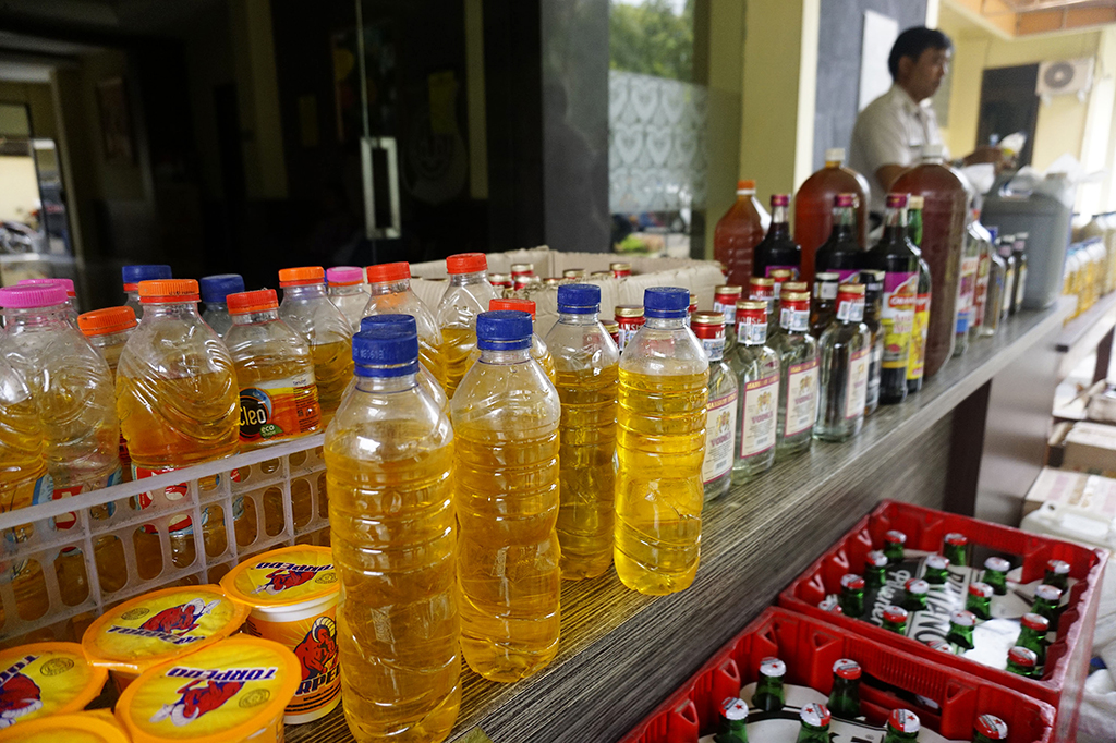 Ratusan botol berisi minuman keras yang disita jajarannnya itu ada yang kandungan alkoholnya rendah hingga berat, bahkan ada minuman keras oplosan yang dituangkan dalam botol air minuman kemasan.