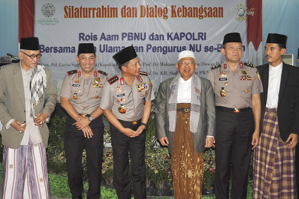 Kapolri Jenderal Pol Tito Karnavian (ketiga kiri) berbincang dengan Rois Aam PBNU Ma'ruf Amin (ketiga kanan) didampingi Kapolda Banten Brigjen Pol Listyo Prabowo (kedua kiri), Asrena Kapolri Irjen Pol Arief Sulistiyanto (kedua kanan) serta pengurus NU Wilayah Banten saat menghadiri Dialog Kebangsaan di Ponpes Annawawi, Tanara, Tangerang, Banten.