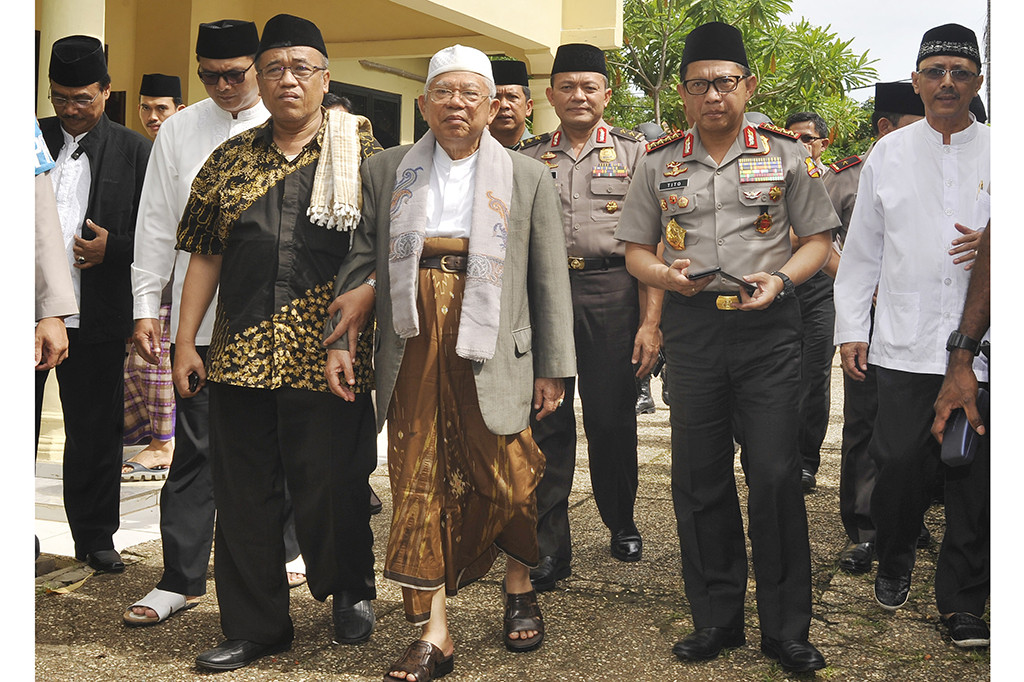 Rois Aam PBNU Ma'ruf Amin (tengah) berjalan bersama Kapolri Jenderal Pol Tito Karnavian (kedua kanan) didampingi para Ulama dan pengurus NU Wilayah Banten saat menghadiri Dialog Kebangsaan di Ponpes Annawawi, Tanara, Tangerang, Banten.