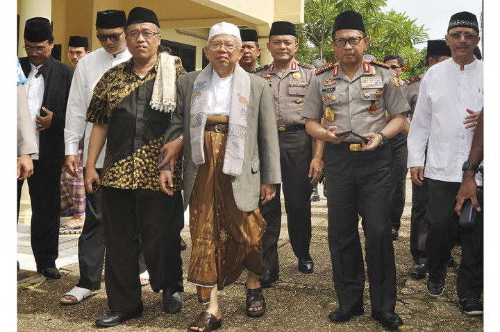 Rois Aam PBNU Ma'ruf Amin (tengah) berjalan bersama Kapolri Jenderal Pol Tito Karnavian (kedua kanan) didampingi para Ulama dan pengurus NU Wilayah Banten saat menghadiri Dialog Kebangsaan di Ponpes Annawawi, Tanara, Tangerang, Banten.