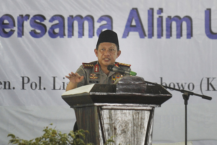Kapolri Jenderal Pol Tito Karnavian berpidato saat menghadiri Dialog Kebangsaan di Ponpes Annawawi, Tanara, Tangerang, Banten.