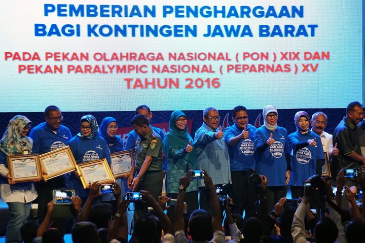 Gubernur Jabar Ahmad Heryawan (kelima kanan) berfoto bersama perwakilan kontingen usai Pemberian Penghargaan Bagi Kontingen Jabar pada PON XIX dan Peparnas XV di Gedung Sabuga, Bandung, Jawa Barat.