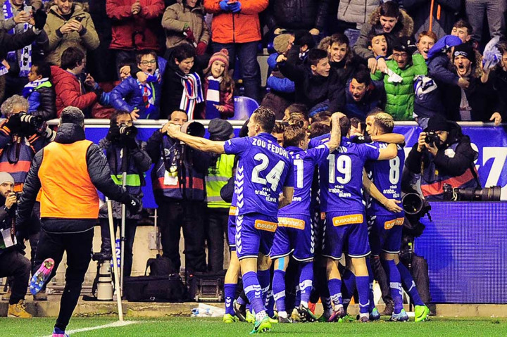 Para pemain Deportivo Alaves meluapkan kegembiraan mereka usai Edgar Mendez mencetak gol ke gawang Celta Vigo pada menit ke-82. Skor 1-0 bertahan hingga laga usai.