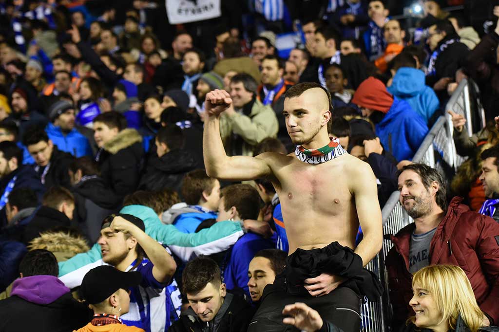 Suporter Alaves bergembira dengan keberhasilan tim kesayangan mereka.