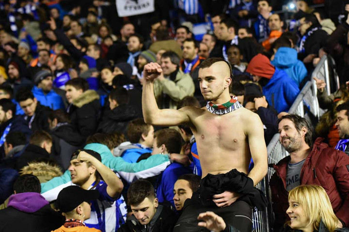 Suporter Alaves bergembira dengan keberhasilan tim kesayangan mereka.