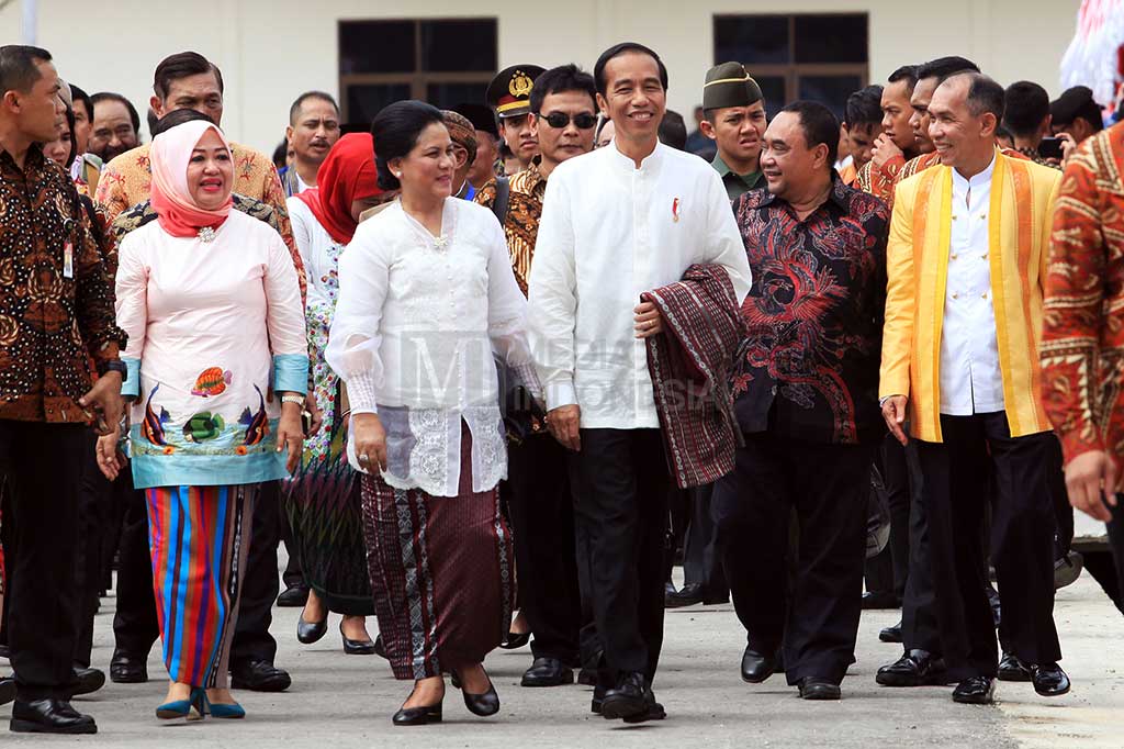 Presiden Joko Widodo dan Ibu Negara Iriana Jokowi didampingi Ketua Umum Persatuan Wartawan Indonesia Margiono (kedua dari kanan) dan Gubernur Maluku Said Assagaff (kanan) tiba di lokasi Puncak Acara Hari Pers Nasional 2017 di Kota Ambon, Maluku, Kamis (9/2/2017).