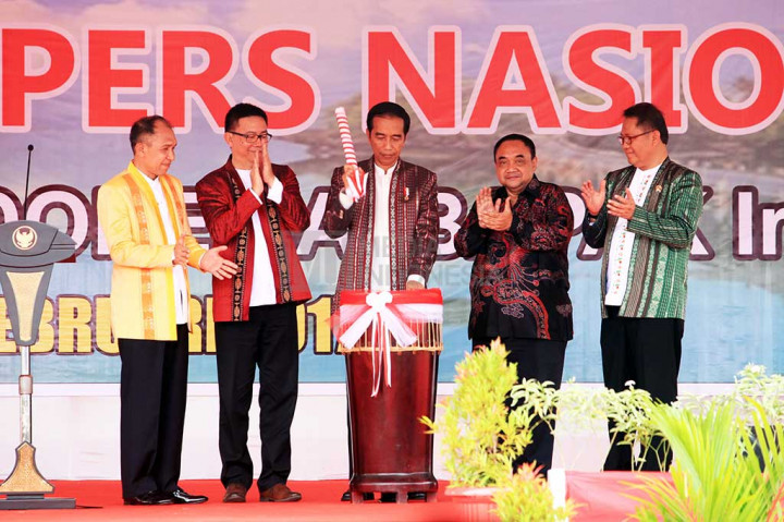 Presiden Jokowi didampingi Menkominfo Rudiantara (kanan), Ketua Umum PWI Margiono (kedua dari kanan), Ketua Dewan Pers Yosep Adi Prasetyo (kedua dari kiri) dan Gubernur Maluku Said Assagaff membuka Puncak Acara Hari Pers Nasional 2017 di Kota Ambon, Maluku.
