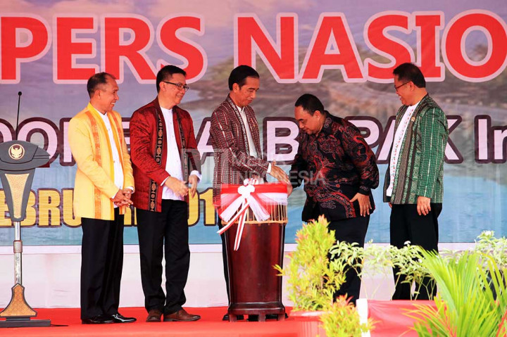 Presiden Jokowi menyalami Ketua Umum PWI Margiono, disaksikan Menkominfo Rudiantara (kanan), Ketua Dewan Pers Yosep Adi Prasetyo (kedua dari kiri) dan Gubernur Maluku Said Assagaff pada Puncak Acara Hari Pers Nasional 2017 di Kota Ambon, Maluku.