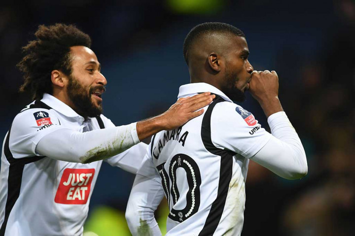 Derby County mampu menyamakan kedudukan setelah tendangan bebas Abdoul Camara terdefleksi dan masuk ke gawang Leicester, yagn dijaga Ron-Robert Zieler.