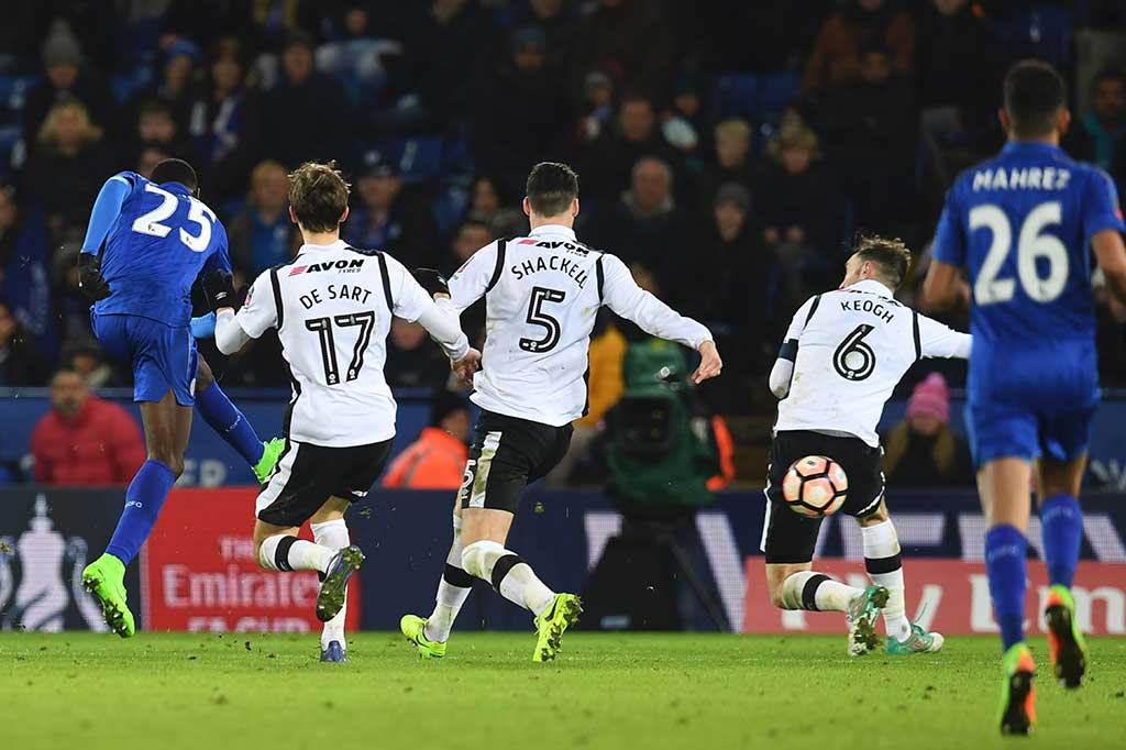 Empat menit babak tambahan waktu berjalan, tembakan jarak jauh Wilfred Ndidi membawa Leicester memimpin 2-1.