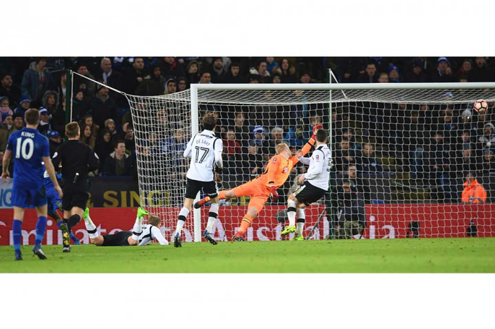 Dan gol Demarai Gray pada menit ke-114 memastikan Leicester melaju ke babak 16 besar.