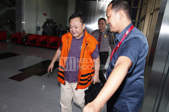 Mantan Deputi Informasi, Hukum, dan Kerja Sama Badan Keamanan Laut Eko Susilo Hadi dikawal petugas memasuki Gedung Merah Putih, KPK, Jakarta.