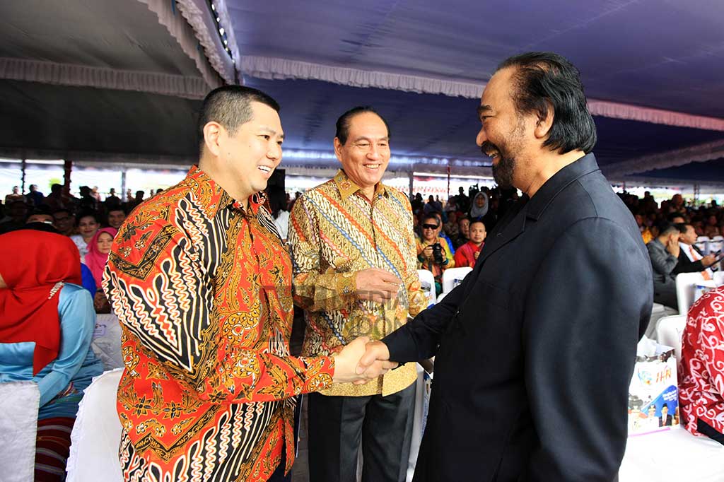 Chairman Media Group Surya Paloh (kanan) bertegur sapa dengan CEO MNC Group Hary Tanoesoedibjo saat menghadiri puncak acara Hari Pers Nasional (HPN) 2017 bersama Presiden Joko Widodo di Kota Ambon, Maluku, Kamis (9/2/2017).