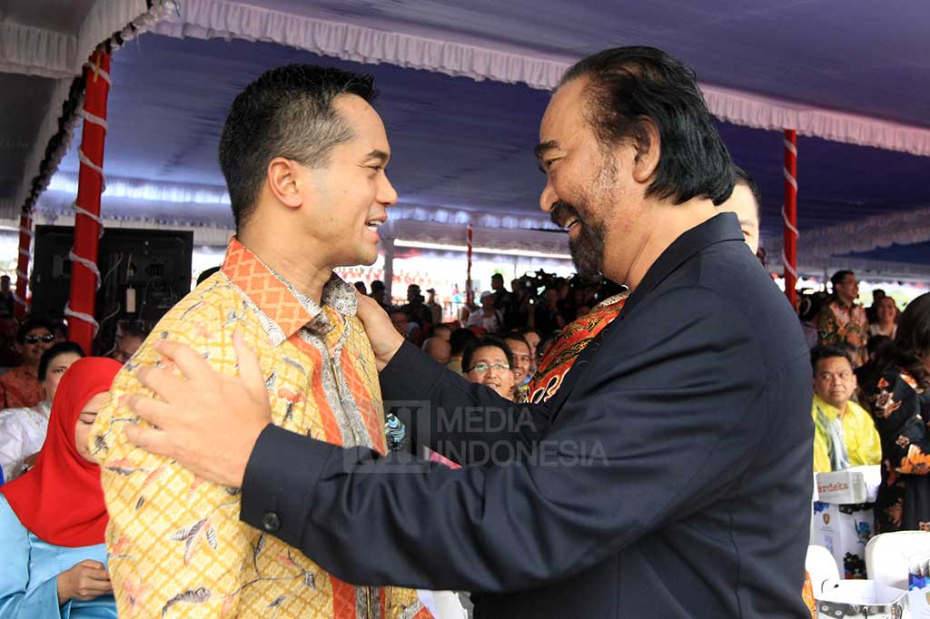 Chairman Media Group Surya Paloh bertegur sapa dengan Direktur Viva Group Ardiansyah Bakrie.