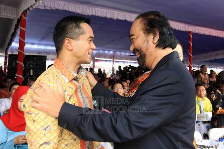 Chairman Media Group Surya Paloh bertegur sapa dengan Direktur Viva Group Ardiansyah Bakrie.