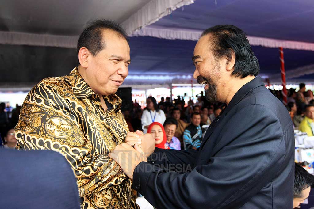 Chairman Media Group Surya Paloh bertegur sapa dengan CEO CT Corp Chairul Tanjung.
