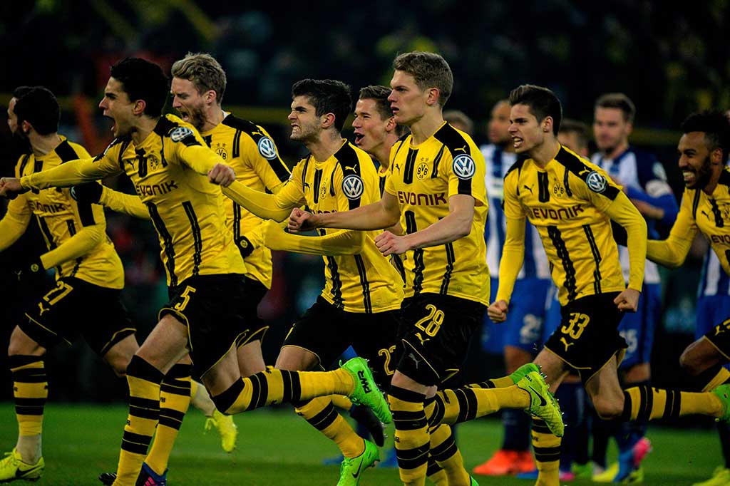 Para pemain Dortmund meluapkan kegembiraan mereka usai menang 3-2 di babak adu penalti.
