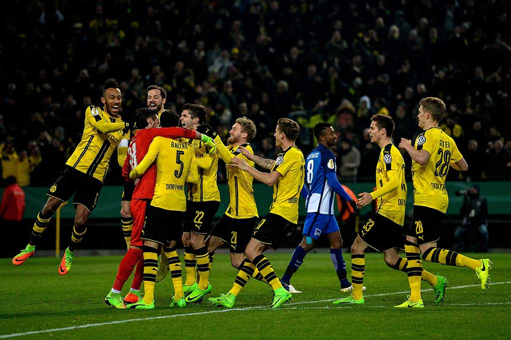 Para pemain Dortmund mengerubuti kiper mereka Buerki.