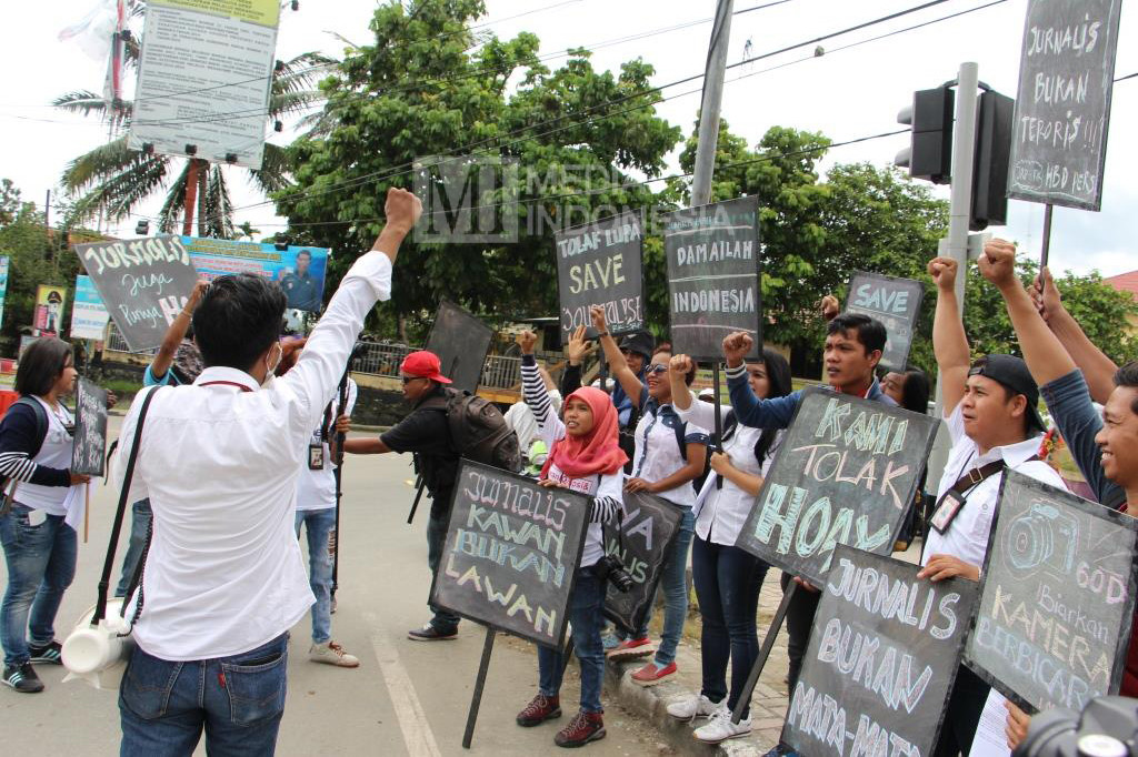 Puluhan wartawan membawa sejumlah poster papan berisi tulisan bernada kritikan dan ajakan berpikir positif.