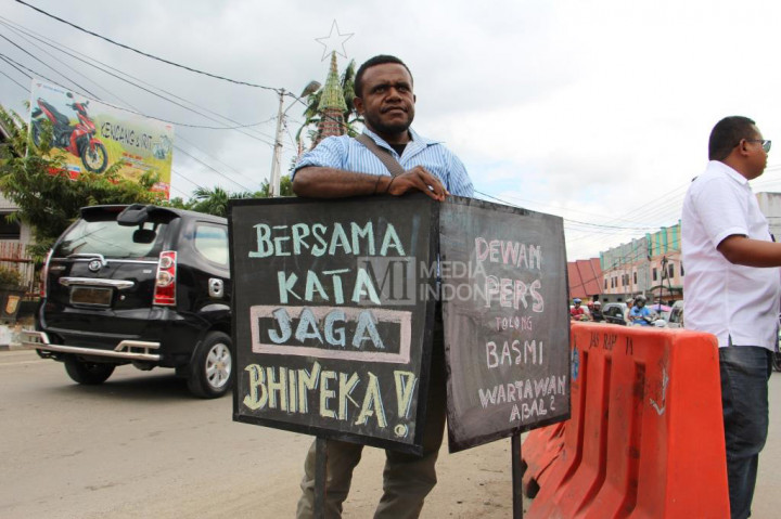 Tulisan tersebut di antaranya menolak jurnalis abal-abal, aksi tolak hoax, dan tulisan lainnya yang bernada semangat menjunjung kebebasan pers.