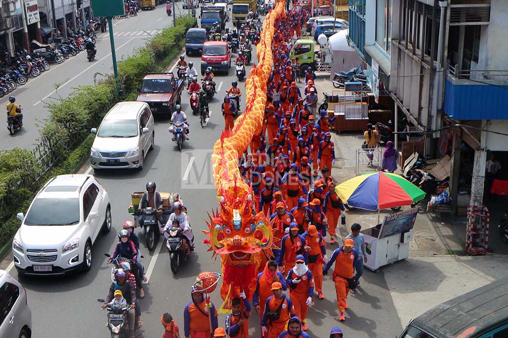 Replika naga (liong) diarak di jalan raya seusai mengikuti ritual 'buka mata' di Kelenteng Kwan Tie Bio, Pontianak, Kalimantan Barat, Kamis (9/2/2017).