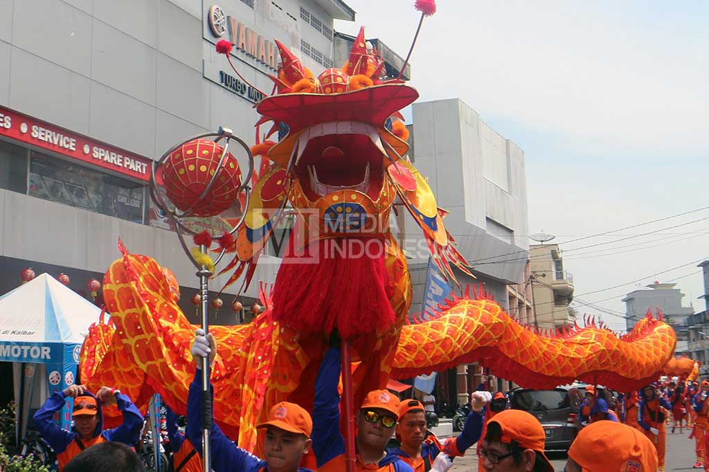 Liong sepanjang 60 meter ini bersama tujuh replika serupa akan memeriahkan Festival Cap Go Meh di Pontianak pada Sabtu (11/1/2017).