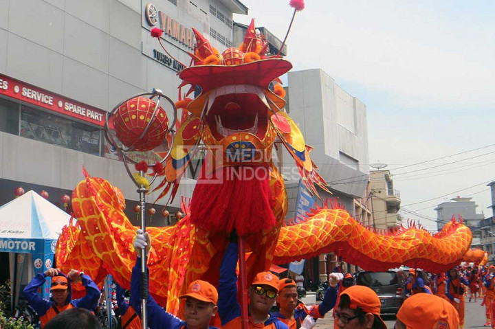 Liong sepanjang 60 meter ini bersama tujuh replika serupa akan memeriahkan Festival Cap Go Meh di Pontianak pada Sabtu (11/1/2017).