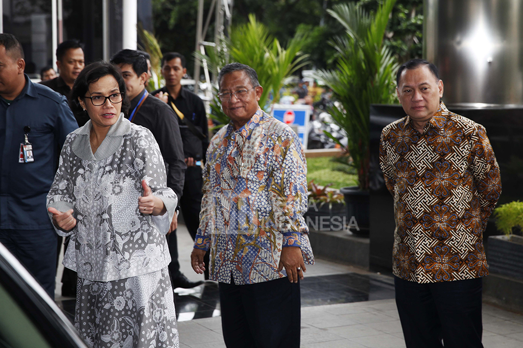 Menteri Keuangan sekaligus Ketua Pansel DK OJK periode 2017-2022 Sri Mulyani (kiri) didampingi Menko Perekonomian Darmin Nasution (tengah) dan Gubernur BI Agus Martowardojo mendatangi Gedung Merah Putih, KPK, Jakarta.