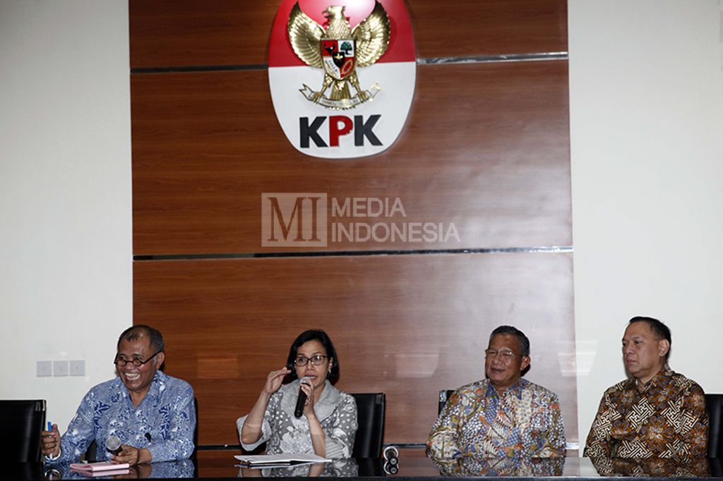 Kedatangan mereka untuk menyerahkan 107 orang yang lulus seleksi tahap pertama calon anggota Dewan Komisioner OJK agar lembaga antirasuah tersebut menyelidiki rekam jejak para calon tersebut.