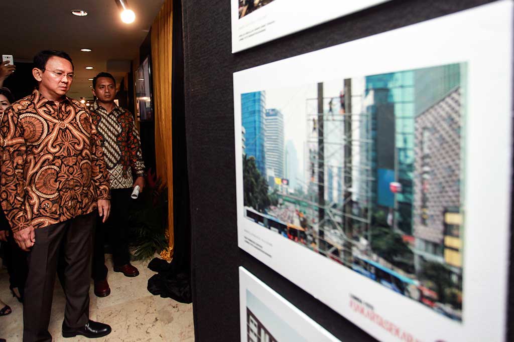 Cagub DKI Jakarta Basuki Tjahaja Purnama atau Ahok  melihat pameran foto 'Jakarta Sekarang' di Taman Ismail Marzuki, Jakarta, Kamis (9/2/2017).