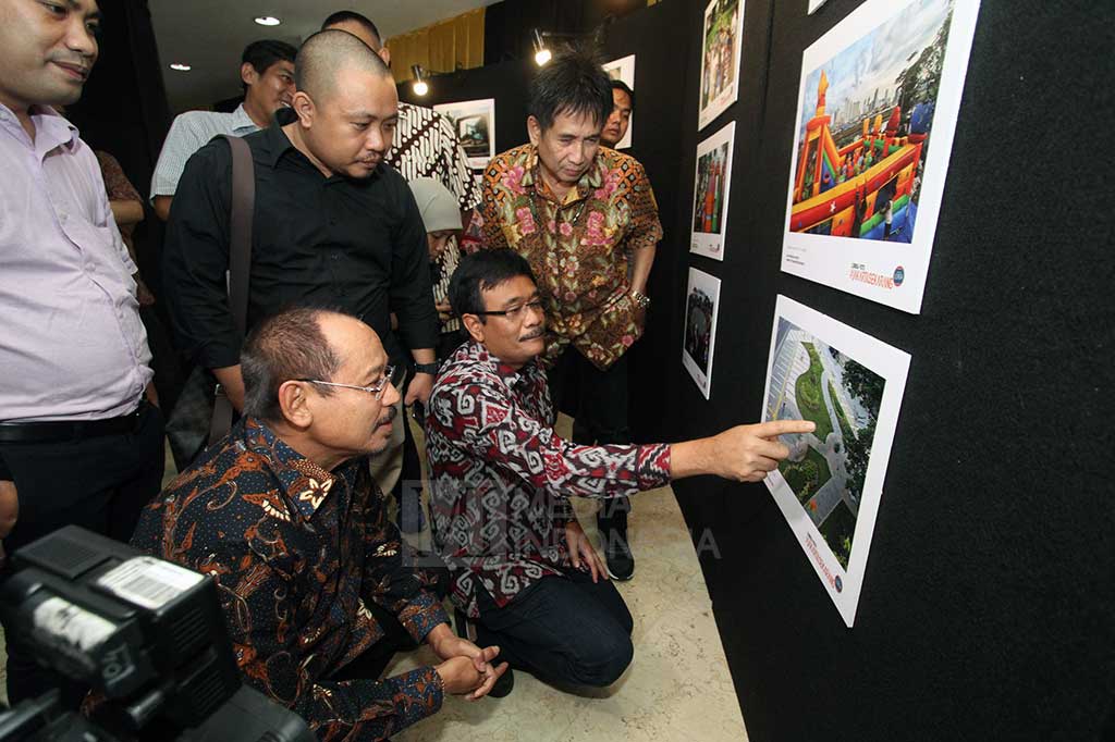 Cawagub DKI Jakarta Djarot Saiful Hidayat bersama Ketua Umum PPP Djan Faridz melihat karya foto yang dipajang pada pameran foto 'Jakarta Sekarang' di Taman Ismail Marzuki, Jakarta.