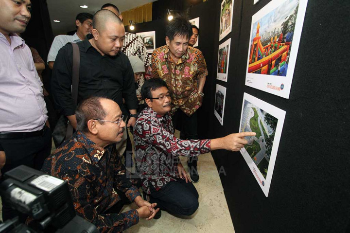 Cawagub DKI Jakarta Djarot Saiful Hidayat bersama Ketua Umum PPP Djan Faridz melihat karya foto yang dipajang pada pameran foto 'Jakarta Sekarang' di Taman Ismail Marzuki, Jakarta.