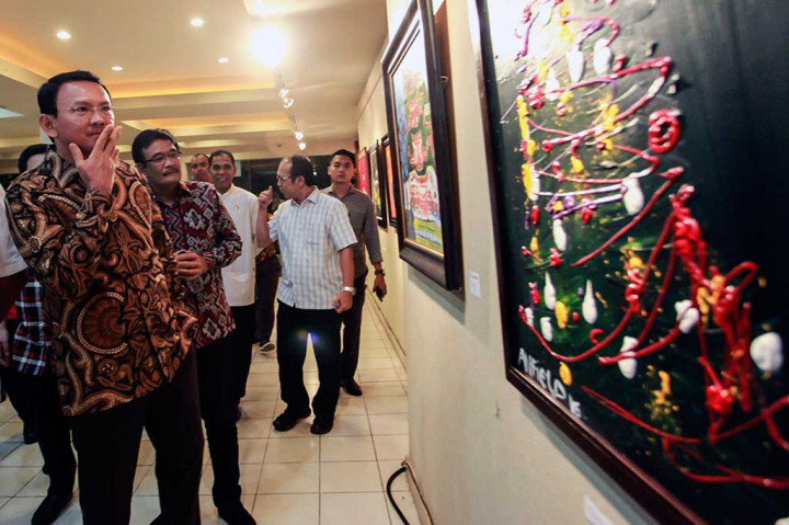 Ahok bersama Djarot melihat pameran lukisan di Taman Ismail Marzuki, Jakarta.