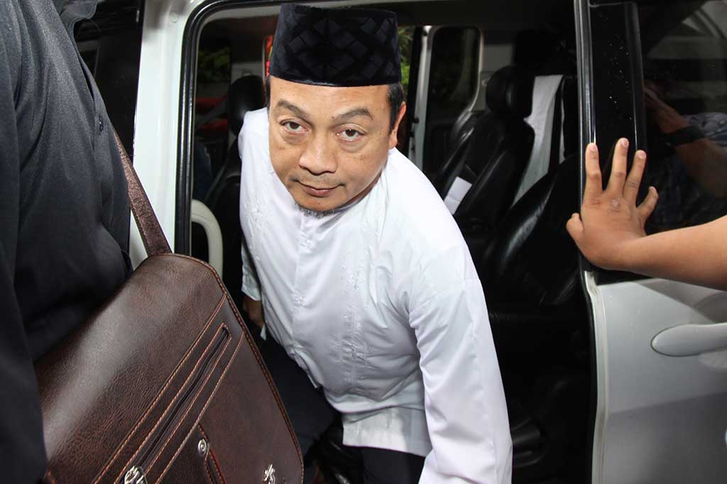 Ketua Gerakan Nasional Pengawal Fatwa (GNPF) MUI Bachtiar Nasir tiba di Gedung Direktorat Tindak Pidana Ekonomi dan Khusus, Bareskrim Polri, Jakarta, Jumat (10/2/2017).