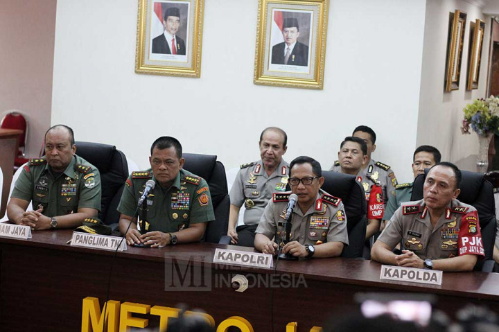 Kapolri Jenderal Tito Karnavian (kedua kanan) bersama Panglima TNI Jenderal Gatot Nurmantyo (kedua kiri), Pangdam Jaya Mayjen Teddy Lhaksmana (kiri) dan Kapolda Metro Jaya Irjen M Iriawan memberikan keterangan pers terkait aksi 112 di Mapolda Metro Jaya, Jakarta, Jumat (10/2/2017). 
