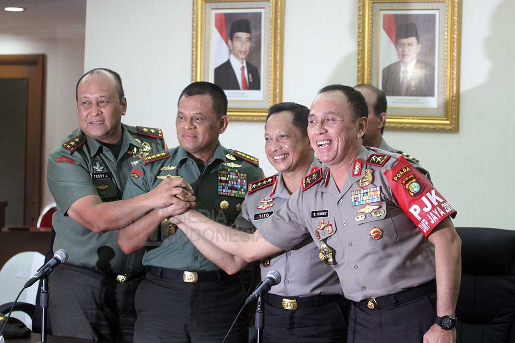 Kapolri Jenderal Tito Karnavian bersama Panglima TNI Jenderal Gatot Nurmantyo, Pangdam Jaya Mayjen Teddy Lhaksmana, dan Kapolda Metro Jaya Irjen Pol M Iriawan melakukan salam komando.