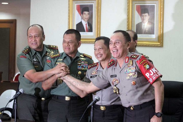 Kapolri Jenderal Tito Karnavian bersama Panglima TNI Jenderal Gatot Nurmantyo, Pangdam Jaya Mayjen Teddy Lhaksmana, dan Kapolda Metro Jaya Irjen Pol M Iriawan melakukan salam komando.