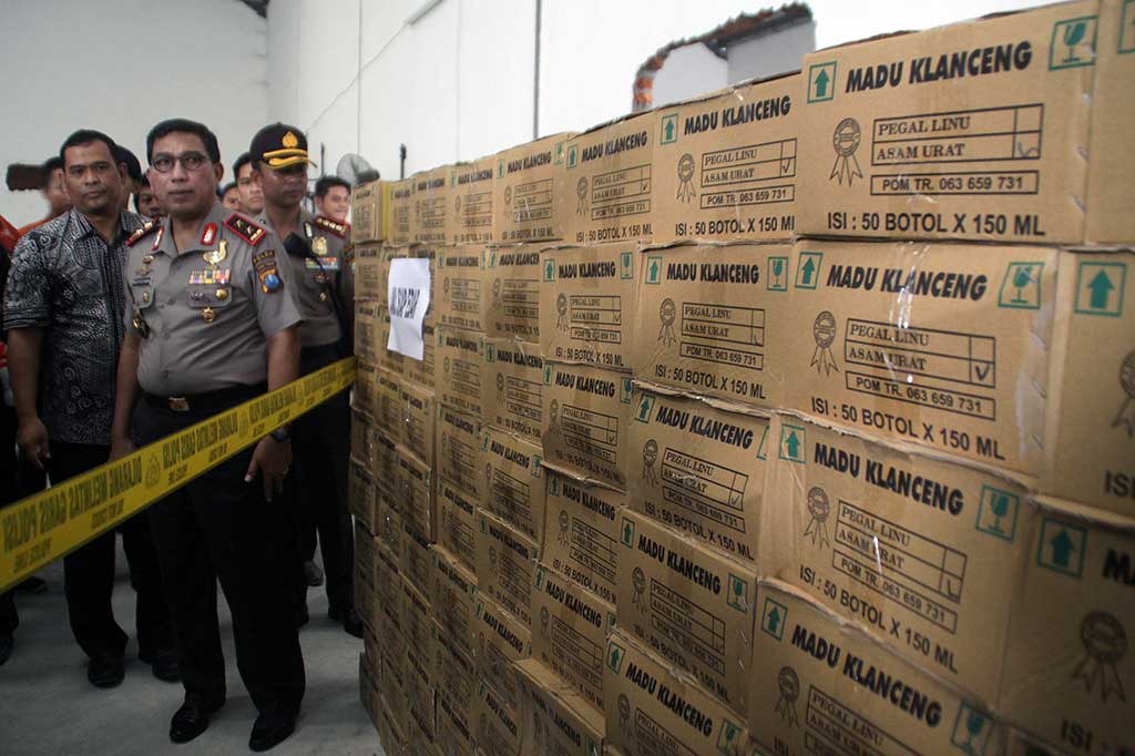 Kapolda Jatim Irjen Machfud Arifin (tengah) meninjau barang bukti jamu ilegal siap edar saat ungkap kasus jamu ilegal di pergudangan kawasan Bypass Krian, Balongbendo, Sidoarjo, Jawa Timur, Jumat (10/2/2017).