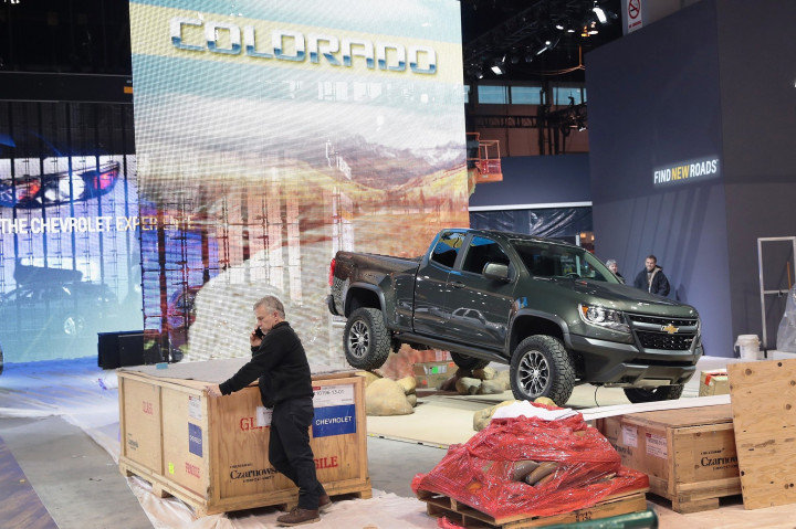 Sejumlah pekerja mempersiapkan display Chevrolet Colorado. Secara tradisionalpasar otomotif AS sangat loyal terhadap varian d-cab dan pick-up. Scott Olson/Getty Images/AFP