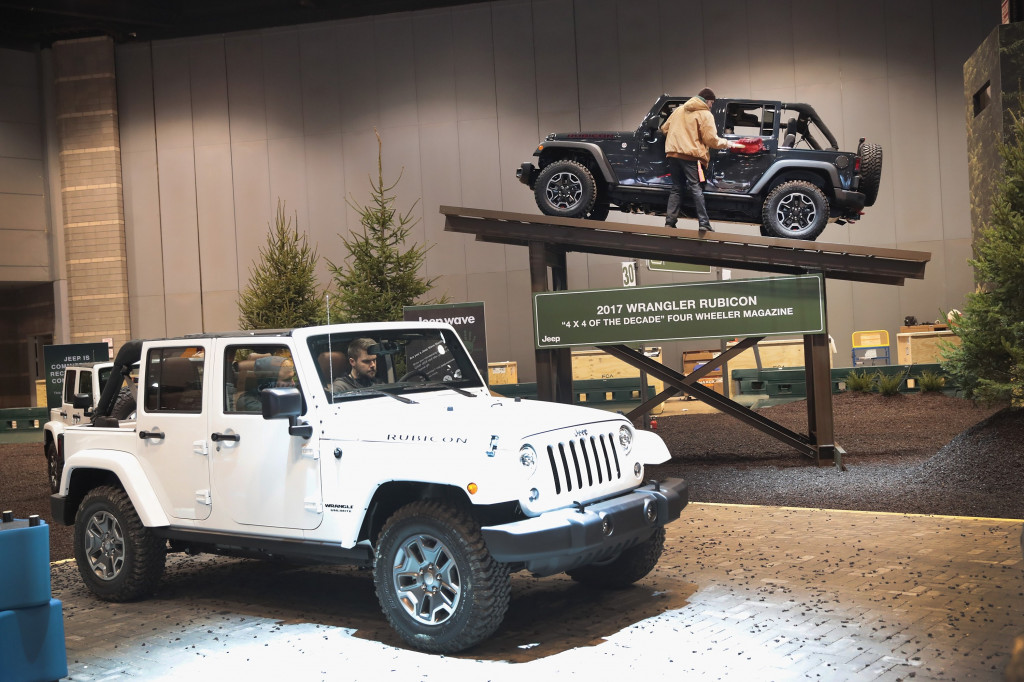 Dua varian berbeda dari Wrangler Rubicon sedang dipersiapkan di booth Jeep yang bernuansa outdoor. Scott Olson/Getty Images/AFP