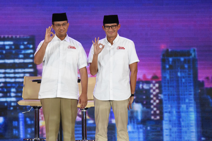 Anies Baswedan - Sandiaga Uno memberikan salam usai pernyataan penutup dalam debat ketiga Pilkada DKI Jakarta