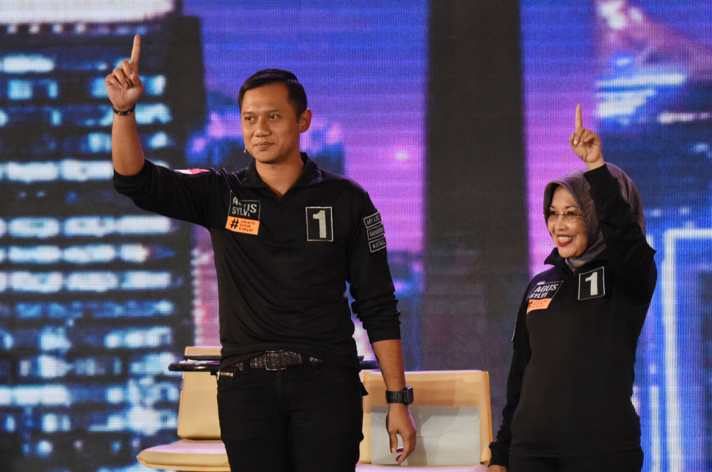 Pasangan Agus Harimurti Yudhoyono - Sylviana Murni menyapa para pendukungnya dalam debat yang diadakan di Gedung Bidakara, Jakarta.