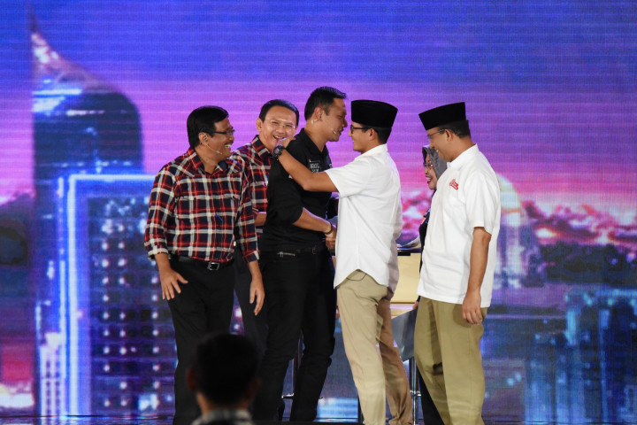 Usai debat yang berlangsung panas, tiga pasangan calon saling bertukar salam dan senyum.