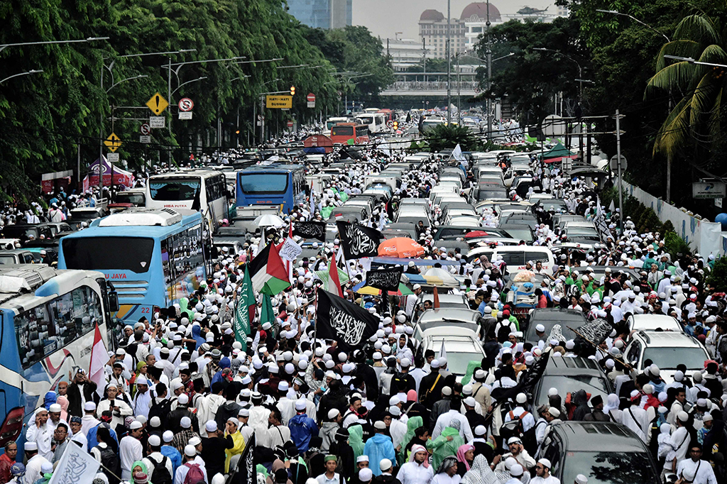 Massa aksi 112 berdatangan ke kawasan Masjid Istiqlal, Jakarta.