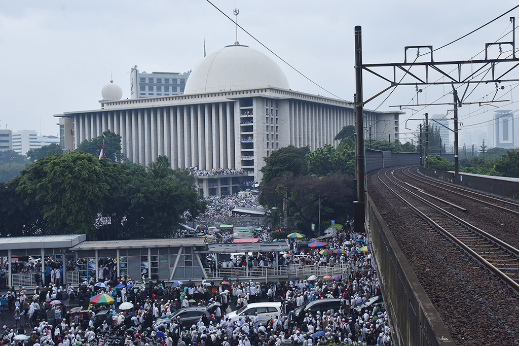 Dalam suasana hujan deras tersebut, sebagian peserta aksi 112 mengikuti zikir bersama di berbagai titik Istiqlal usai salat subuh bersama yang dipimpin tim dari pengurus Masjid Istiqlal. 