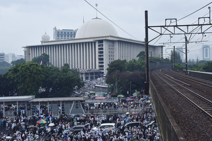 Dalam suasana hujan deras tersebut, sebagian peserta aksi 112 mengikuti zikir bersama di berbagai titik Istiqlal usai salat subuh bersama yang dipimpin tim dari pengurus Masjid Istiqlal. 