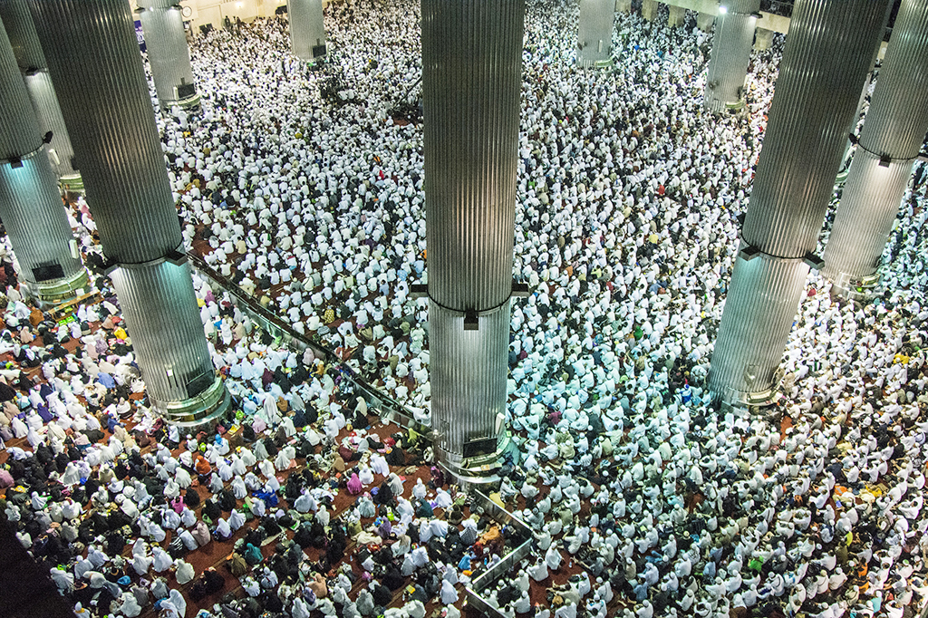 Ribuan umat muslim mengikuti aksi 112 di Masjid Istiqlal, Jakarta.