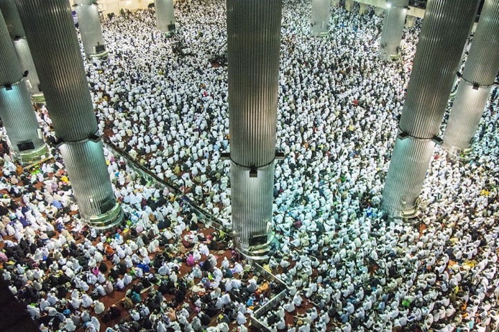 Ribuan umat muslim mengikuti aksi 112 di Masjid Istiqlal, Jakarta.
