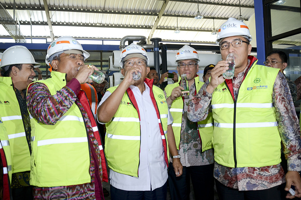 Menko Perekonomian, Darmin Nasution (tengah) bersama Wakil Gubernur NTB, M Amin (kedua kiri) dan Dirut PT Pengembangan Pariwisata Indonesia Abdulbar M Mansoer meminum air bersih kemasan 
